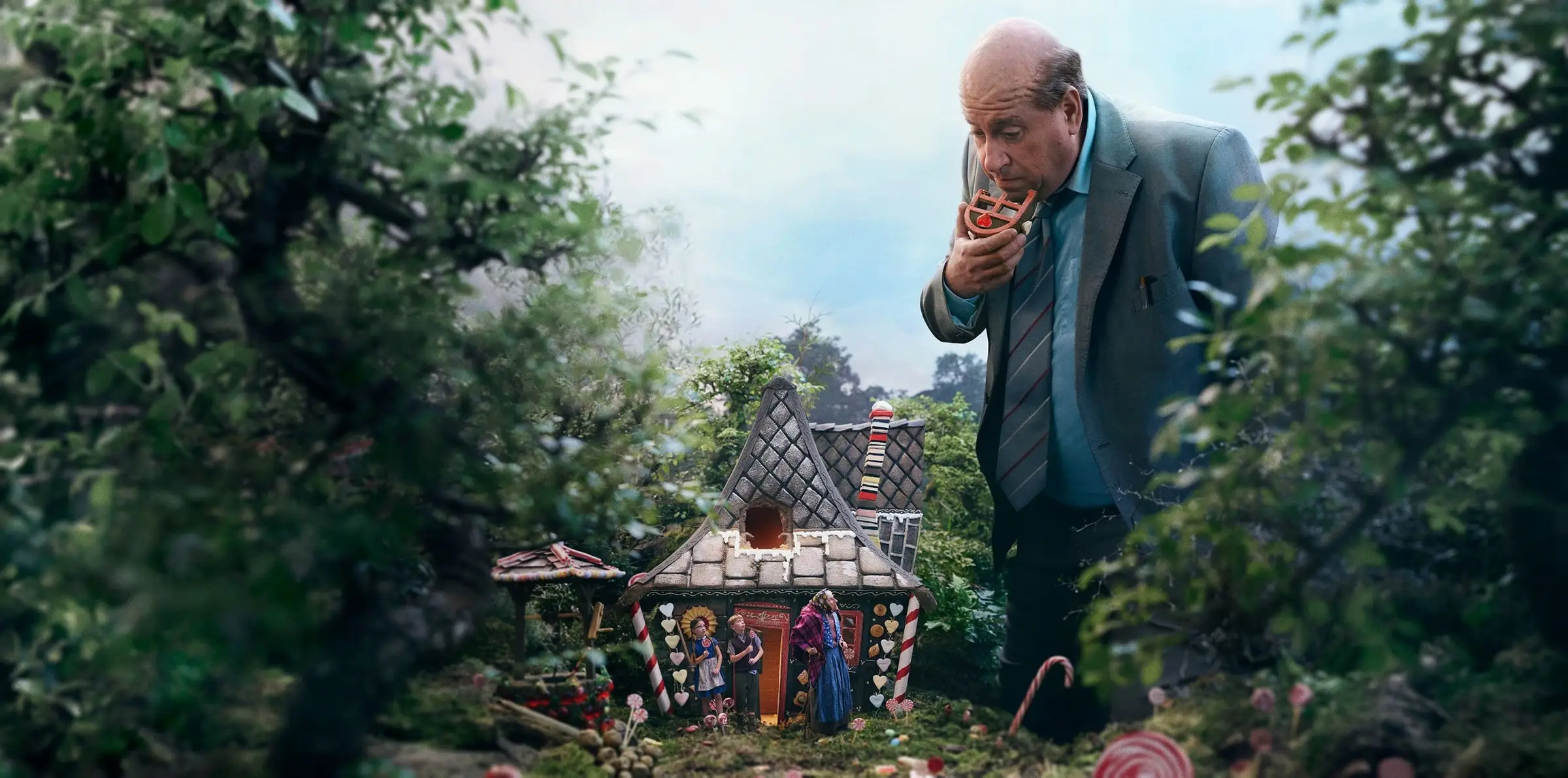 Eerlijke WOZ-commercial: man bij een peperkoekhuisje