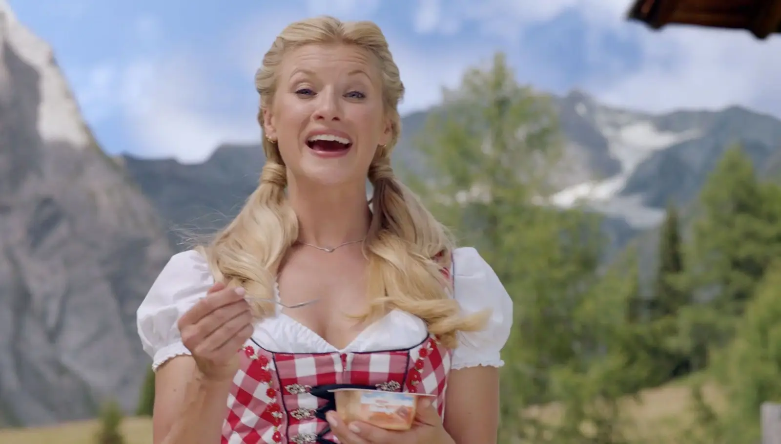 Almhof-commercial: meisje eet een toetje